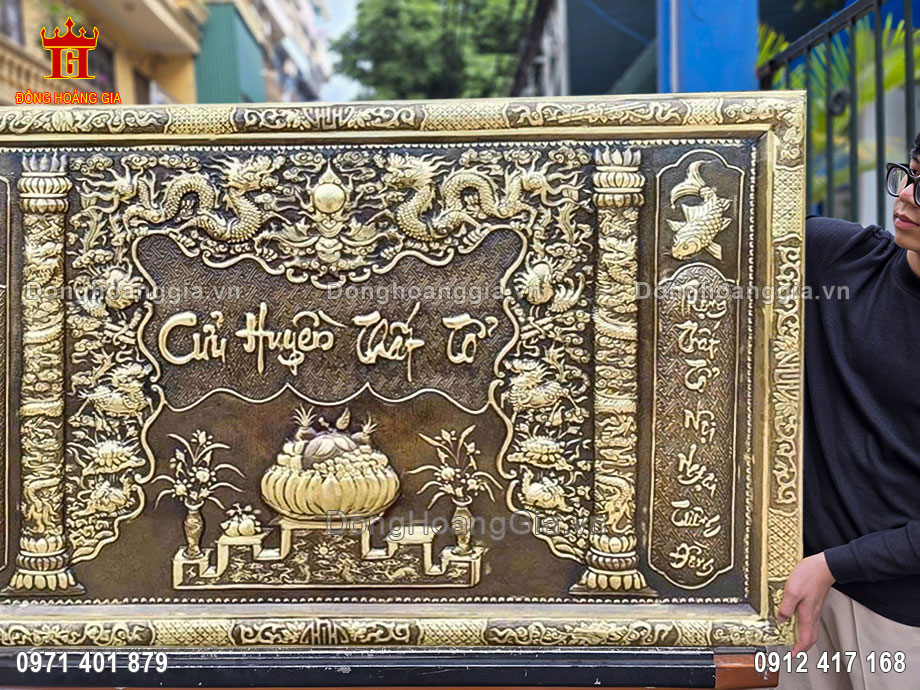 Bề mặt tranh được hun giả cổ mang đến màu sắc sang trọng và đẳng cấp